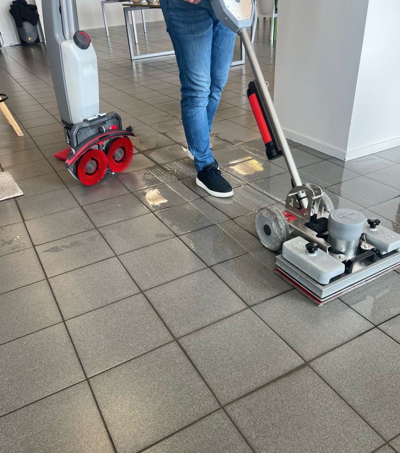 POKS Schoonmaak breidt vloeronderhoud uit met innovatieve Excentr-machines