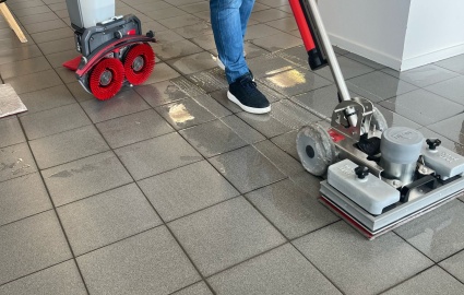 POKS Schoonmaak breidt vloeronderhoud uit met innovatieve Excentr-machines