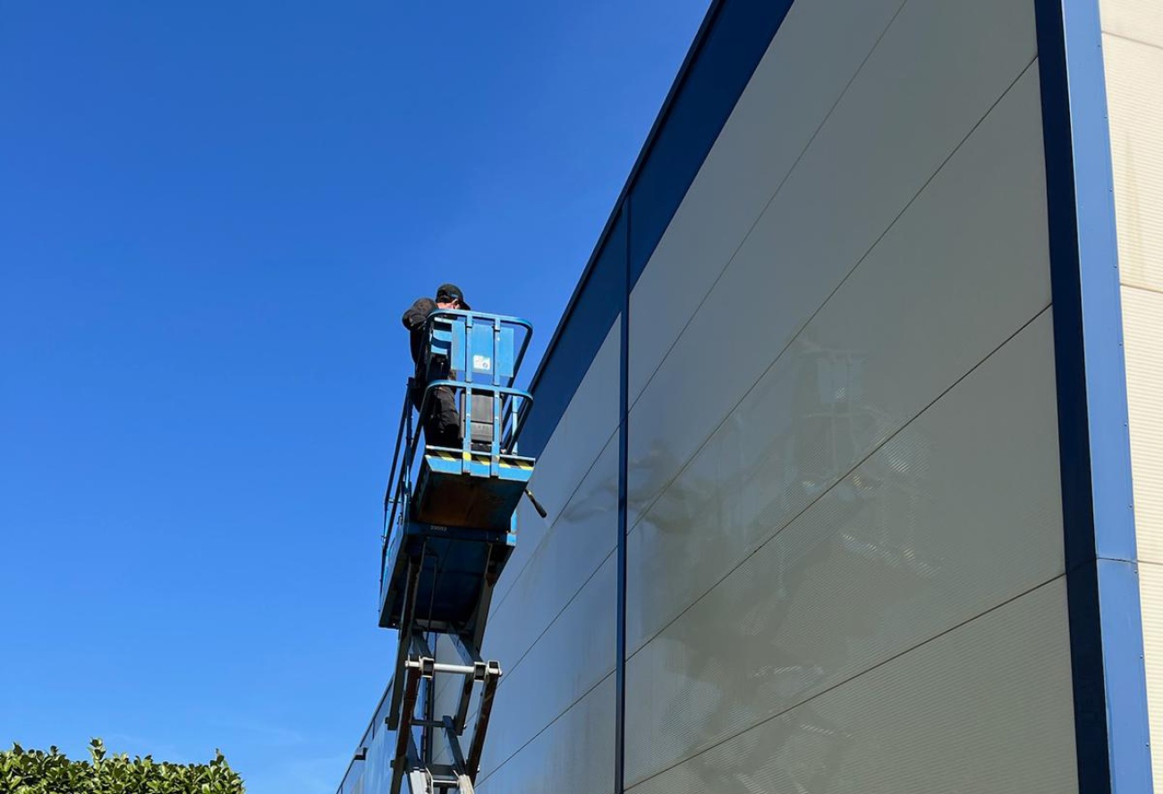 POKS Schoonmaak zet 5.077 m² gevel in het zonnetje.