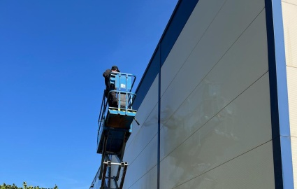POKS Schoonmaak zet 5.077 m² gevel in het zonnetje.